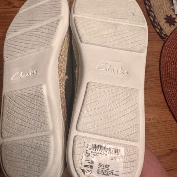 Clarks Women's Pine Green and White Floral Loafers size 8 - Picture 3 of 8